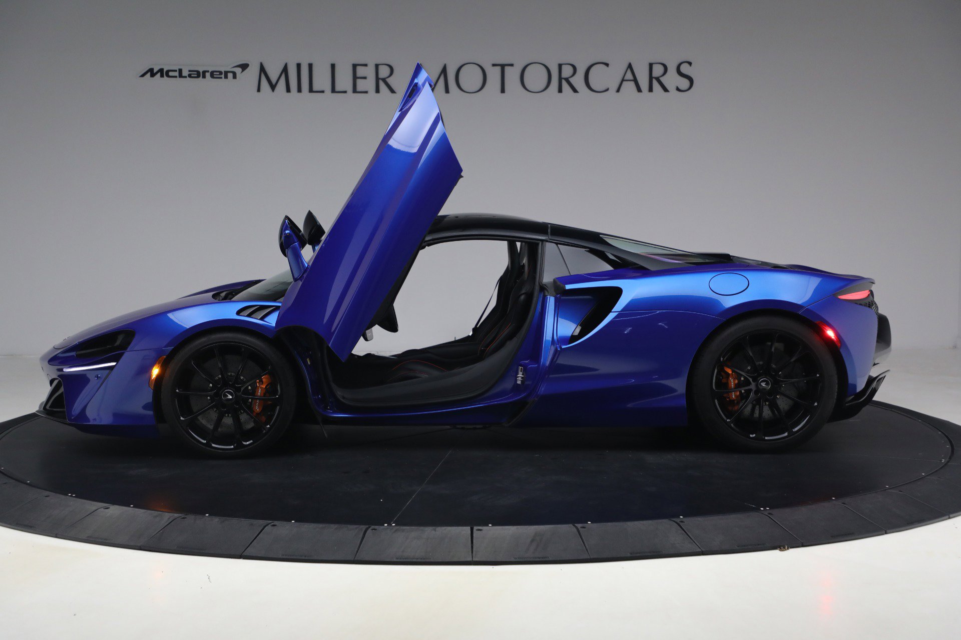 Used 2025 McLaren Artura Spider image 15