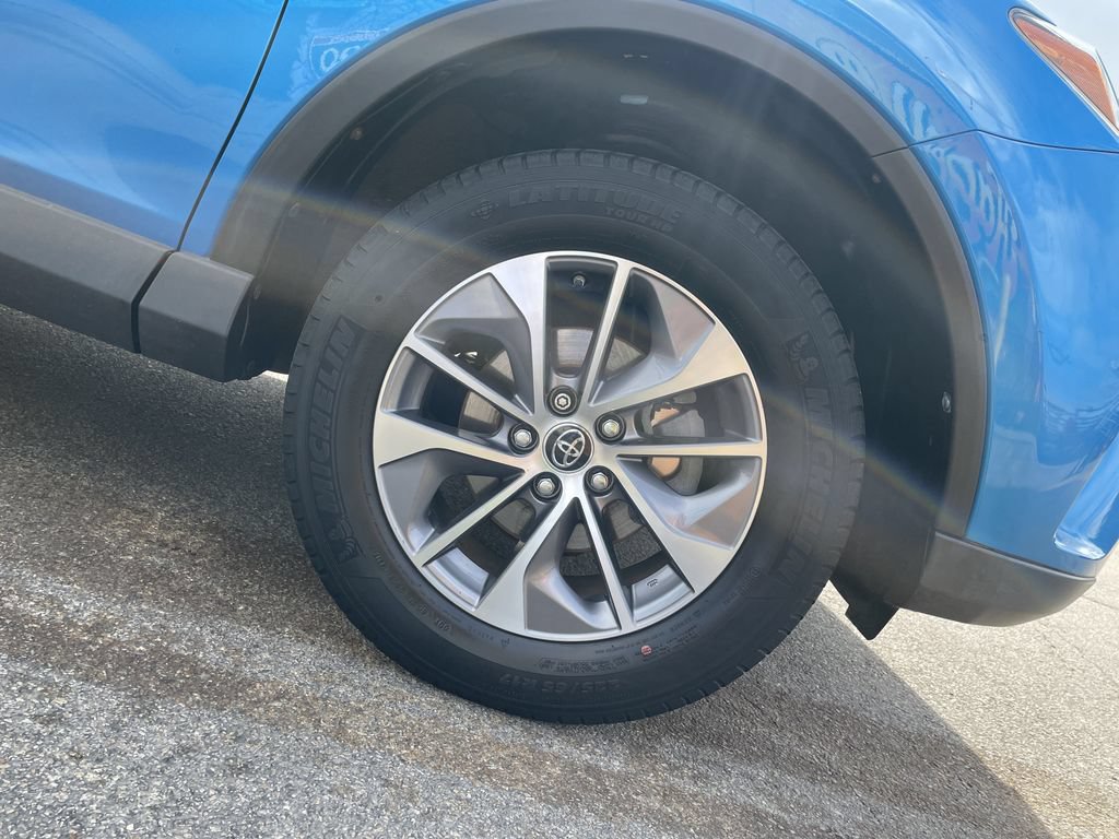 Certified 2018 Toyota RAV4 LE AWD/4WD image 11