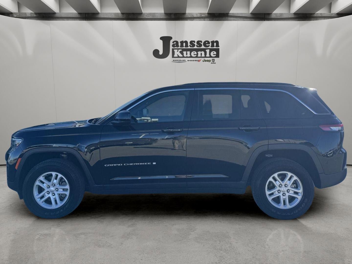 Used 2024 Jeep Grand Cherokee Laredo AWD/4WD image 1