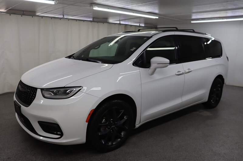 Used 2021 Chrysler Pacifica Touring-L w/ Uconnect Theater Family Group FWD image 3