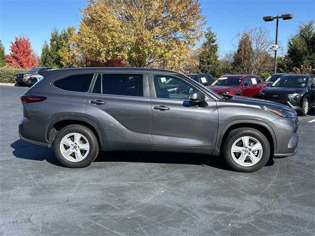 Used 2024 Toyota Highlander LE image 3