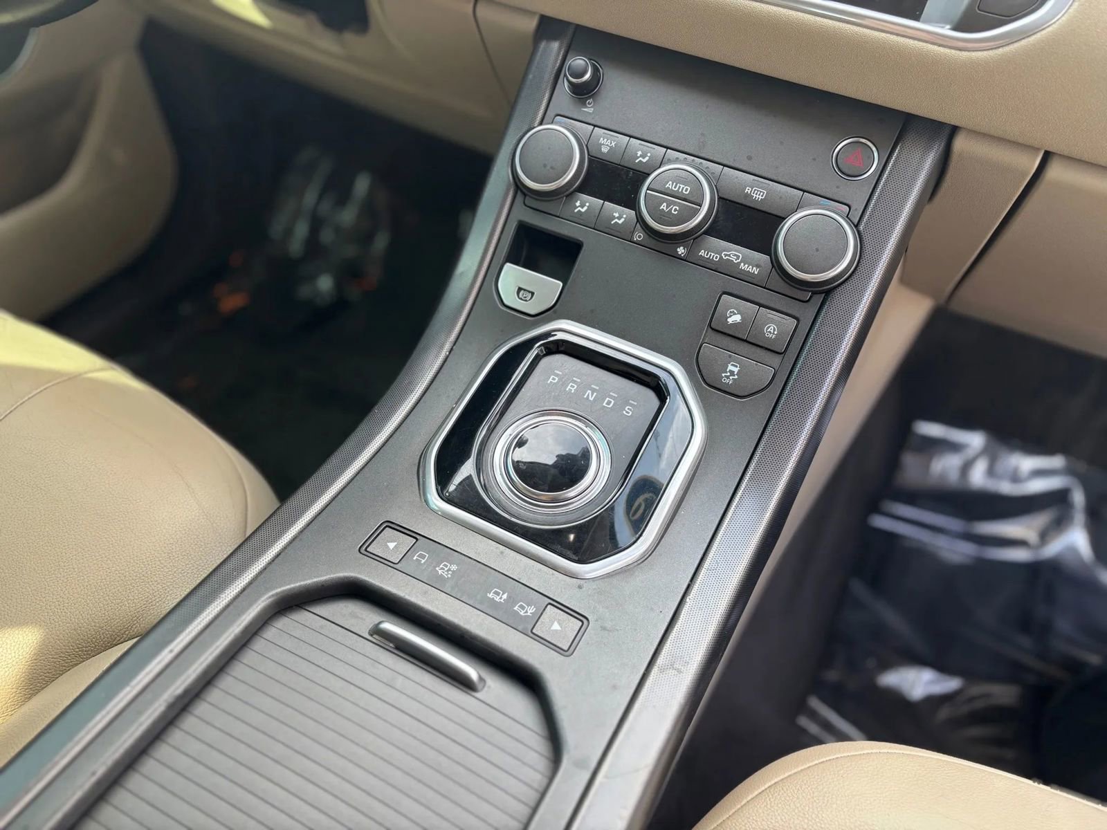 Used 2019 Land Rover Range Rover Evoque SE Premium image 32