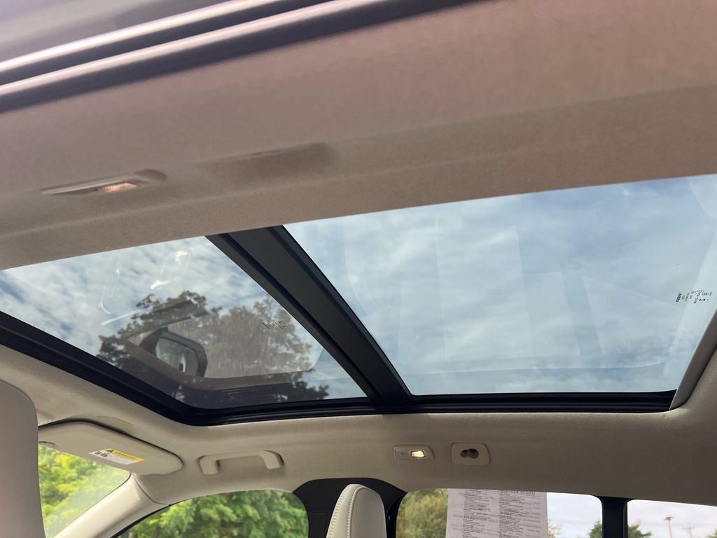 Certified 2025 Volvo XC40 B5 Plus AWD/4WD image 27