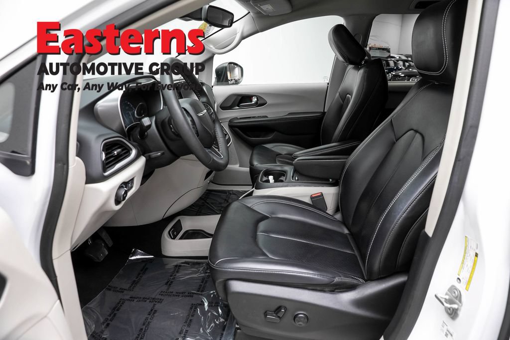 Used 2023 Chrysler Pacifica Touring-L FWD image 14