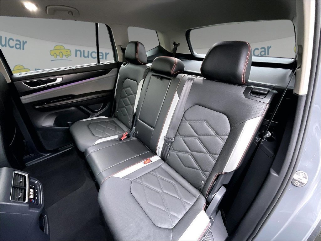 Used 2025 Volkswagen Atlas Peak Edition SE AWD/4WD image 15