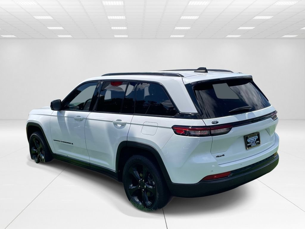 Used 2023 Jeep Grand Cherokee Altitude AWD/4WD image 4