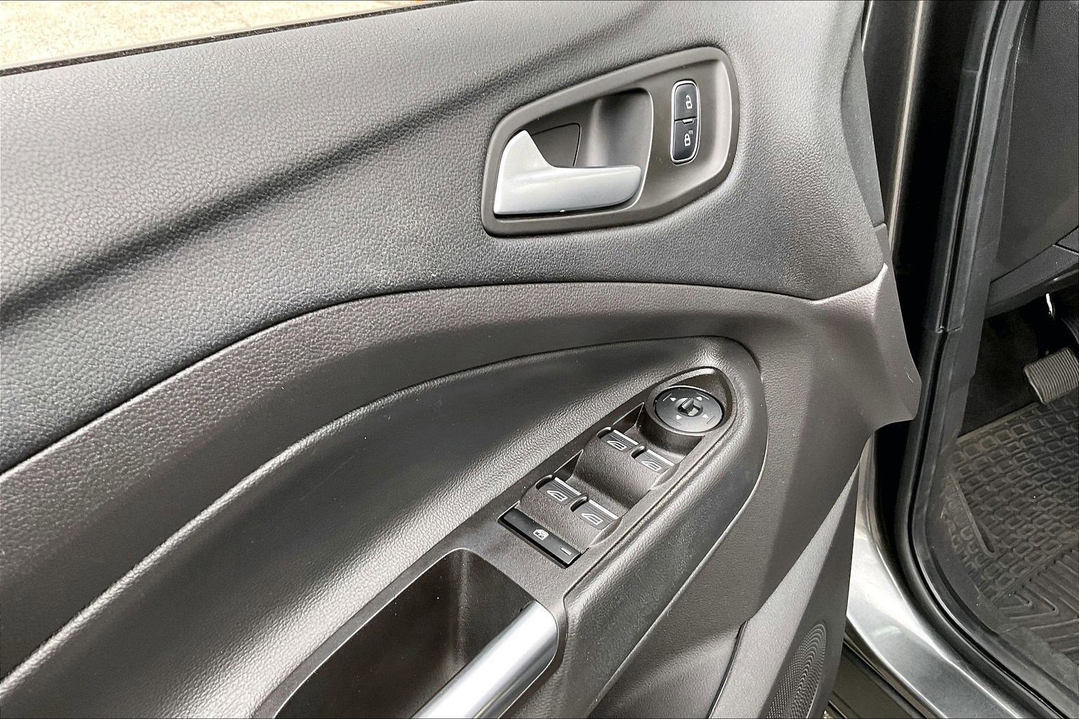 Used 2017 Ford Escape SE w/ Equipment Group 201A AWD/4WD image 32