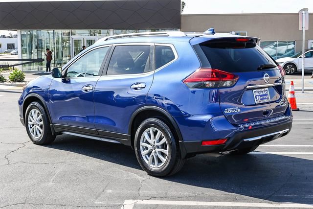 Used 2018 Nissan Rogue SV image 4