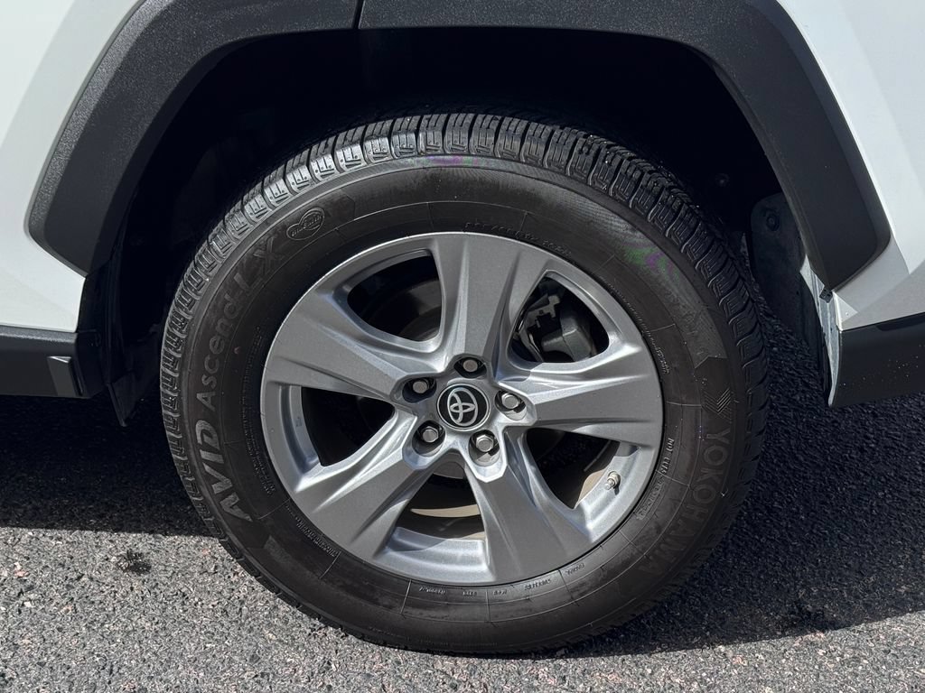 Used 2022 Toyota RAV4 LE AWD/4WD image 15