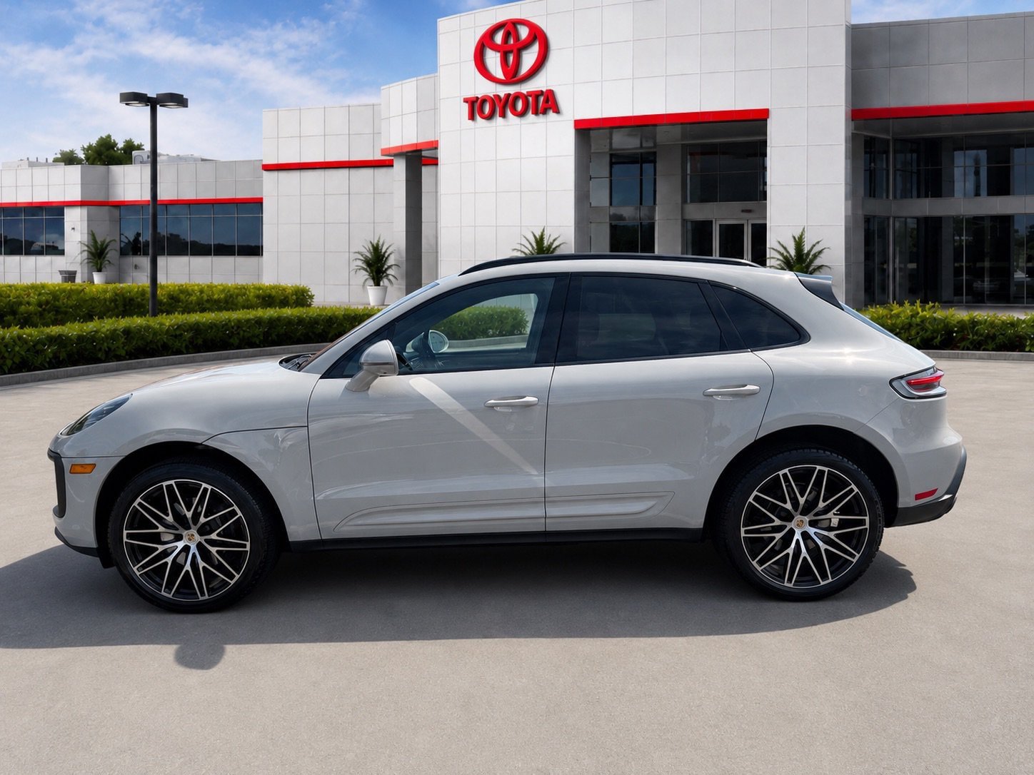 Used 2026 Porsche Macan AWD/4WD image 4