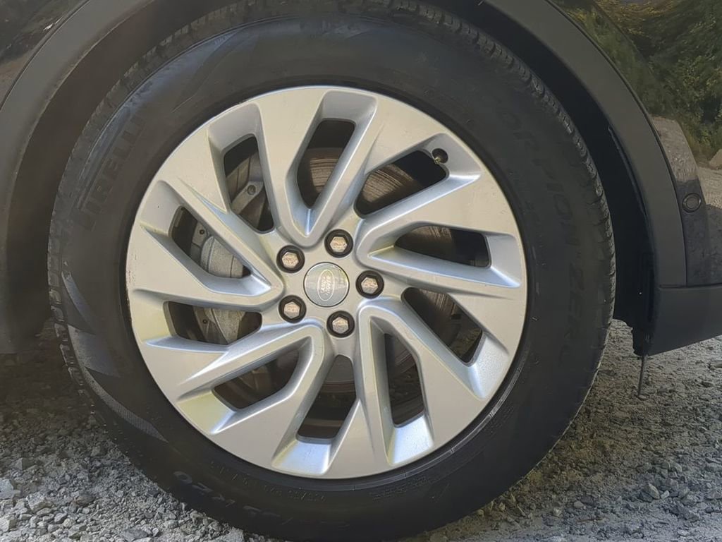 Used 2024 Land Rover Discovery S image 7