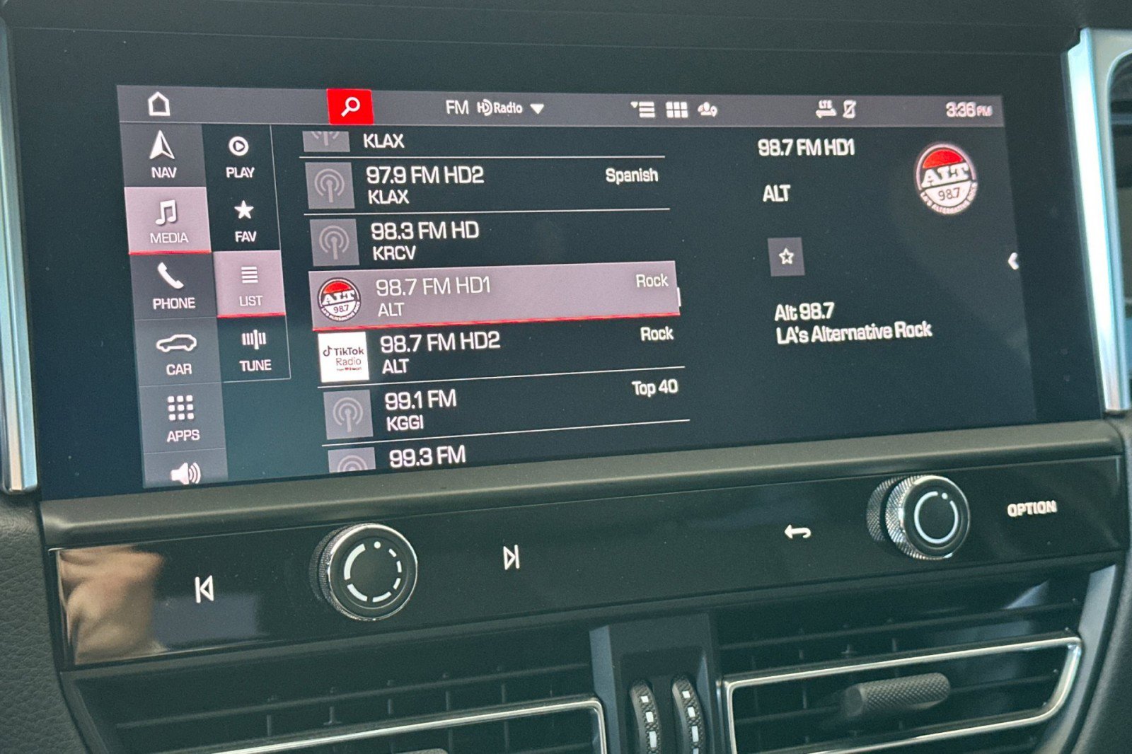 Certified 2024 Porsche Macan image 18