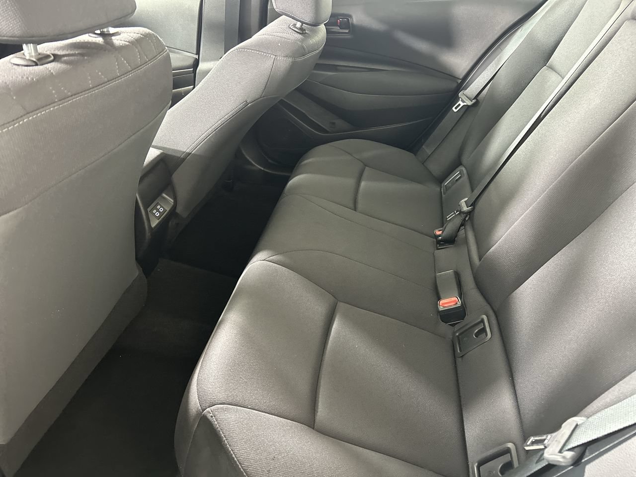 Used 2025 Toyota Corolla LE FWD image 24
