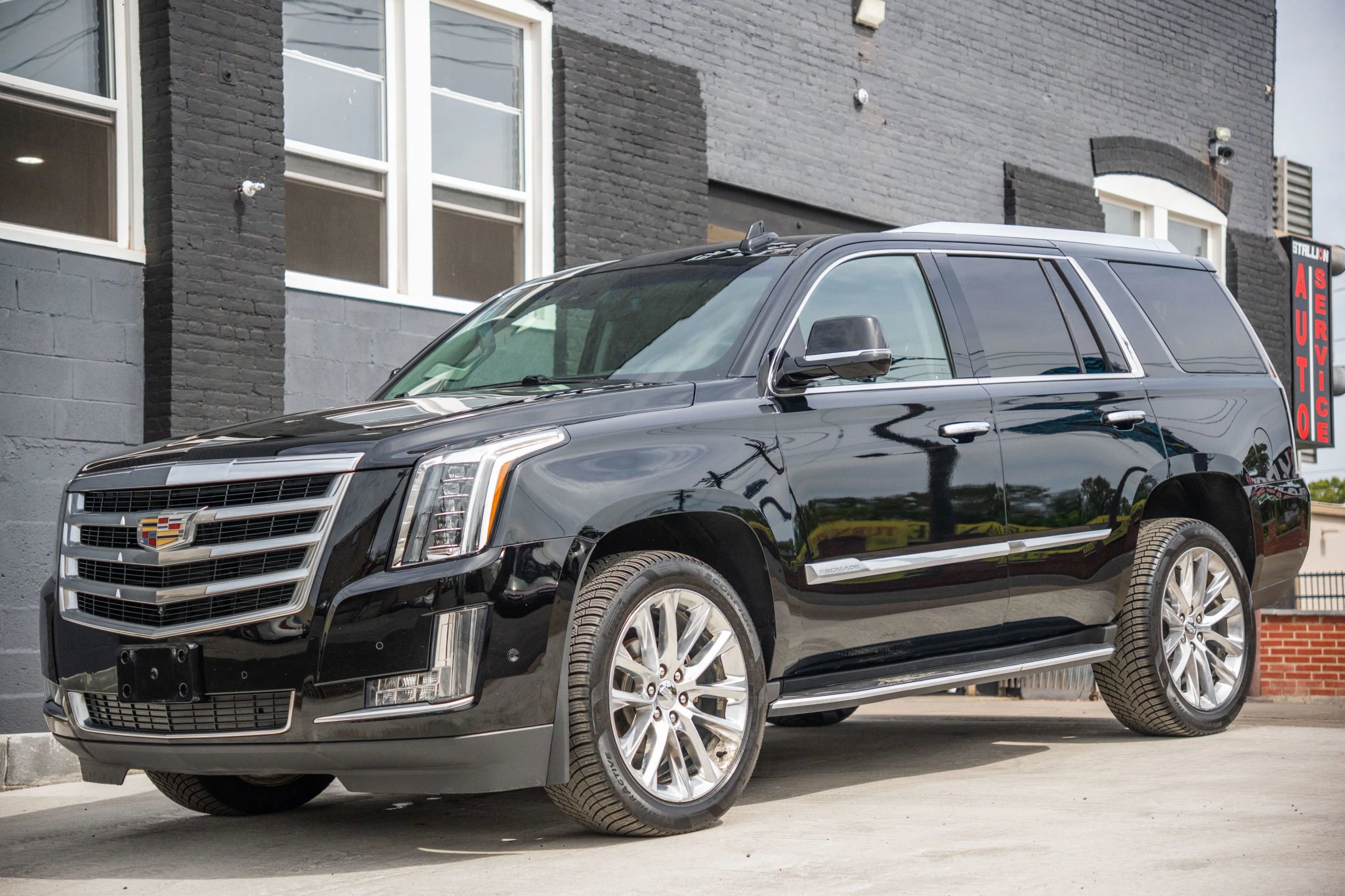 Used 2018 Cadillac Escalade Luxury image 4