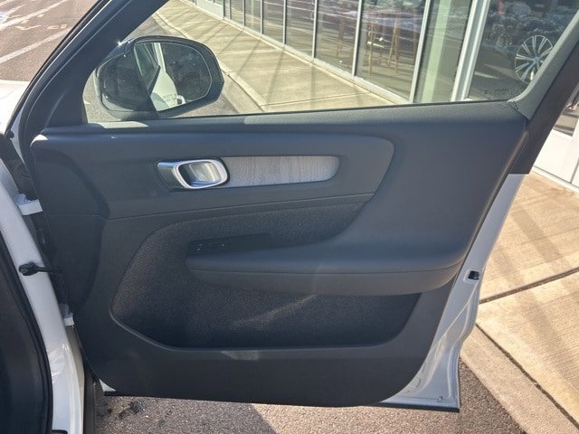 Certified 2025 Volvo XC40 B5 Plus AWD/4WD image 14