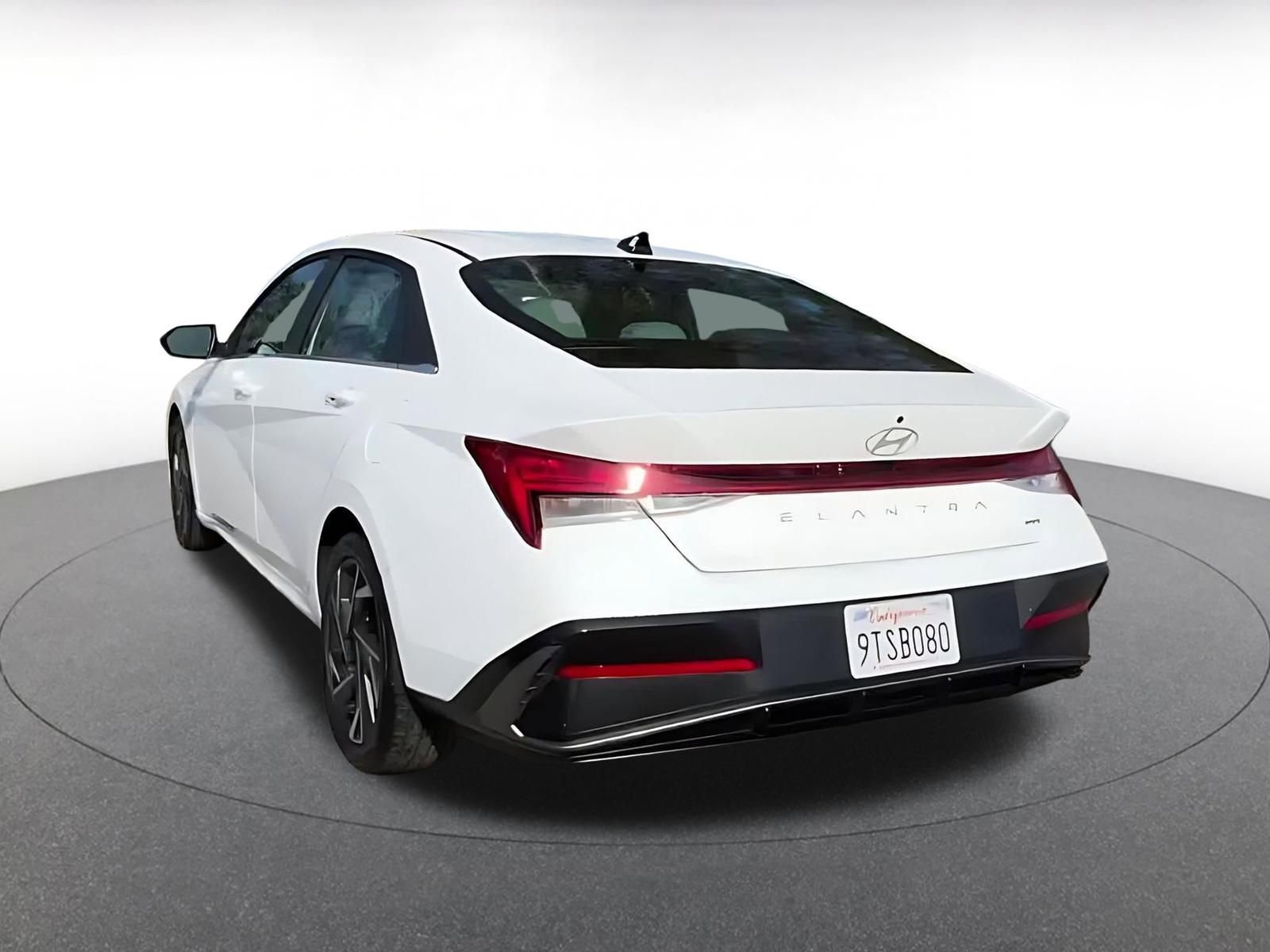 Used 2025 Hyundai Elantra Limited image 11