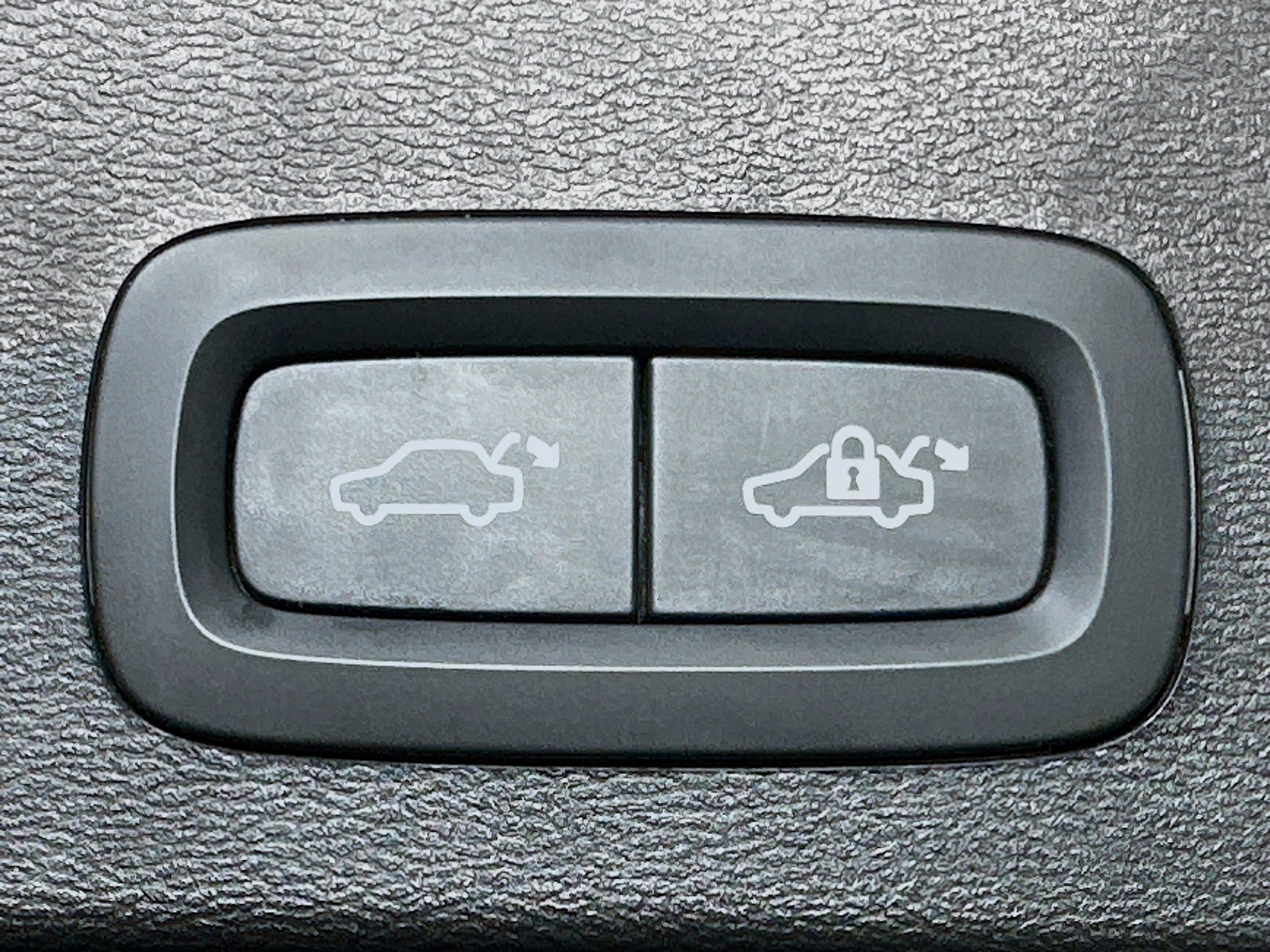 Used 2024 Volvo XC40 B5 Core image 30