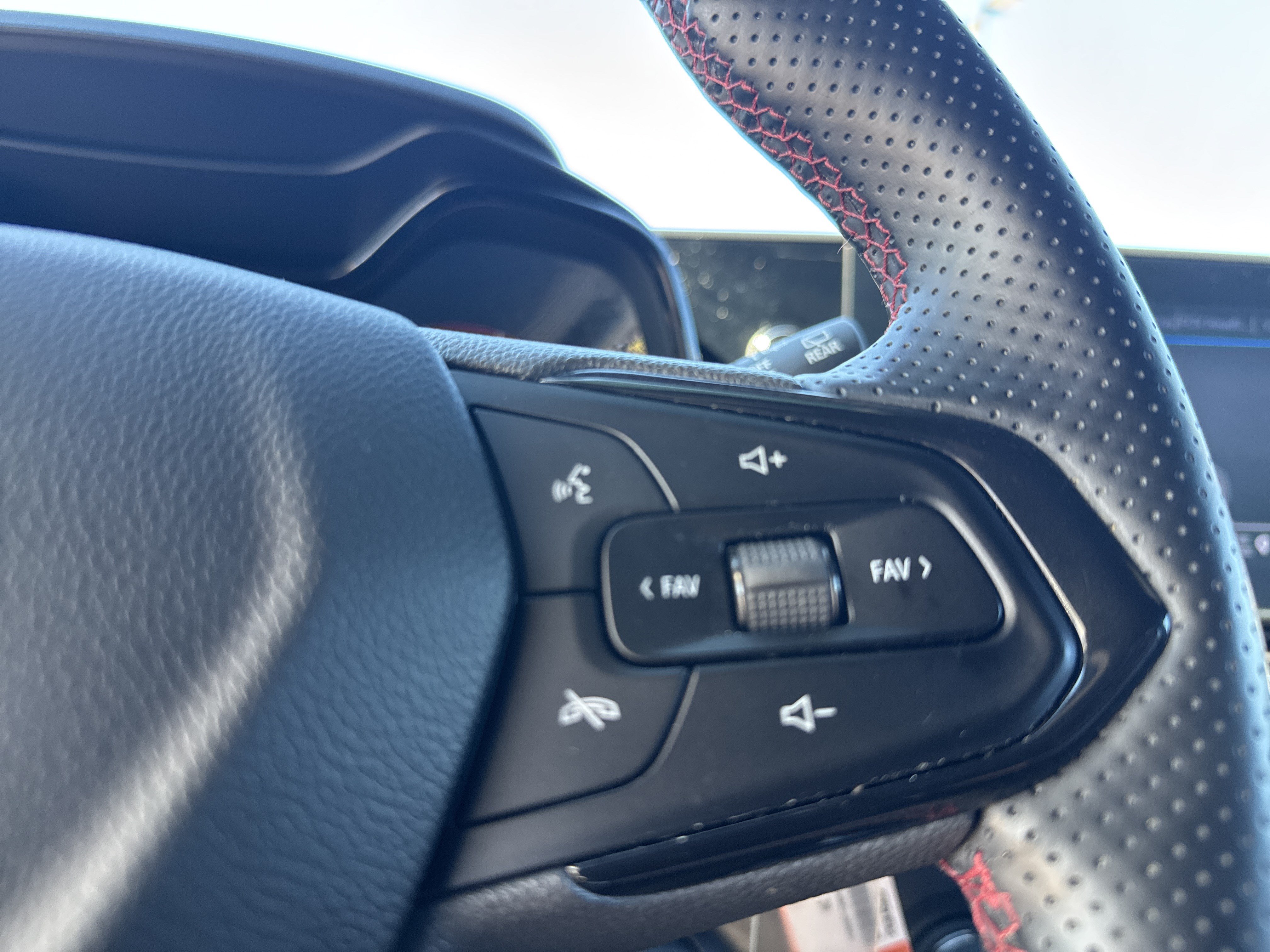 Used 2024 Chevrolet Trax RS w/ Driver Confidence Package FWD image 20