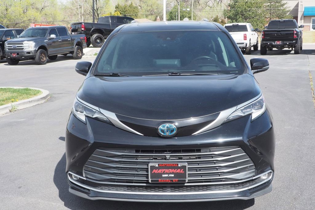 Used 2023 Toyota Sienna Platinum image 2
