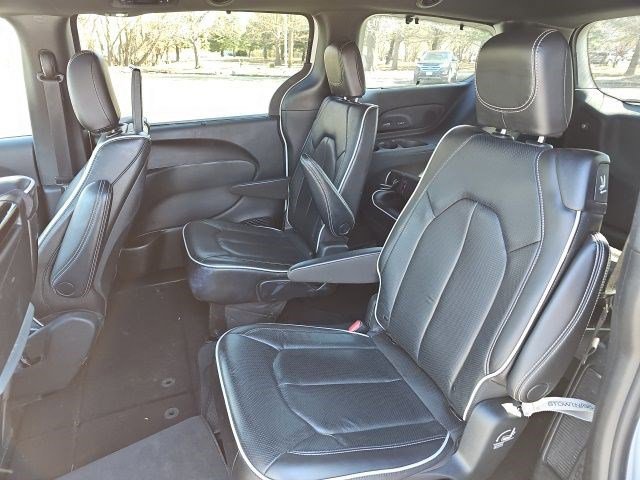 Used 2021 Chrysler Pacifica Limited w/ Uconnect Theater Family Group image 18