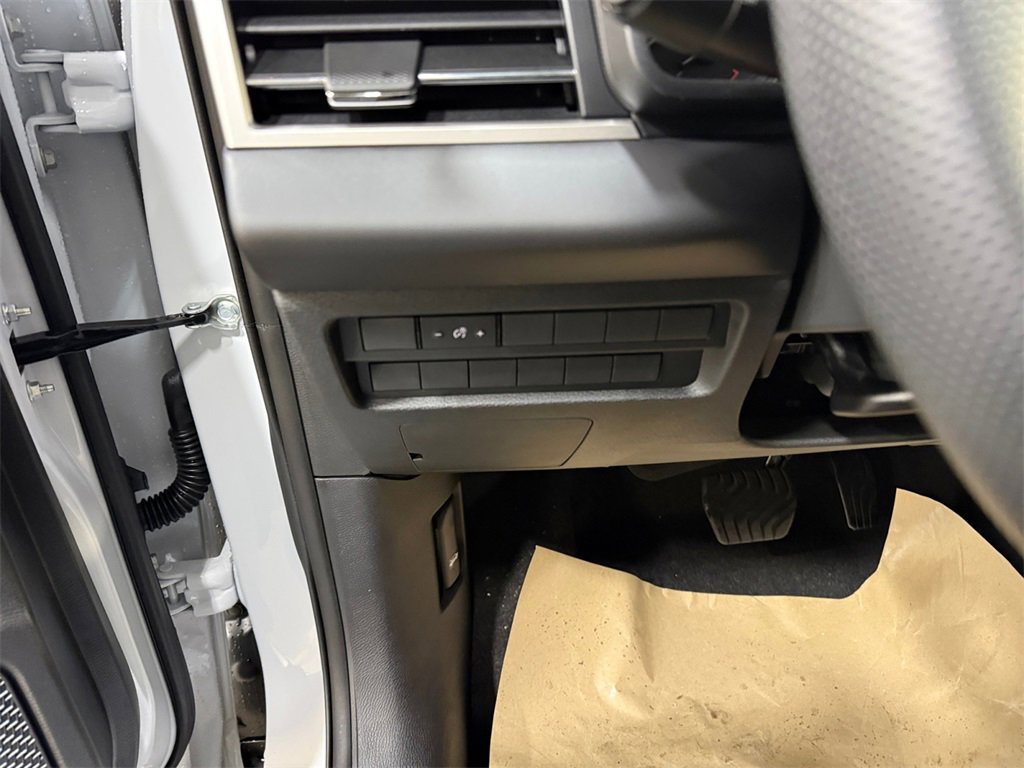 New 2025 Mitsubishi Outlander ES image 28