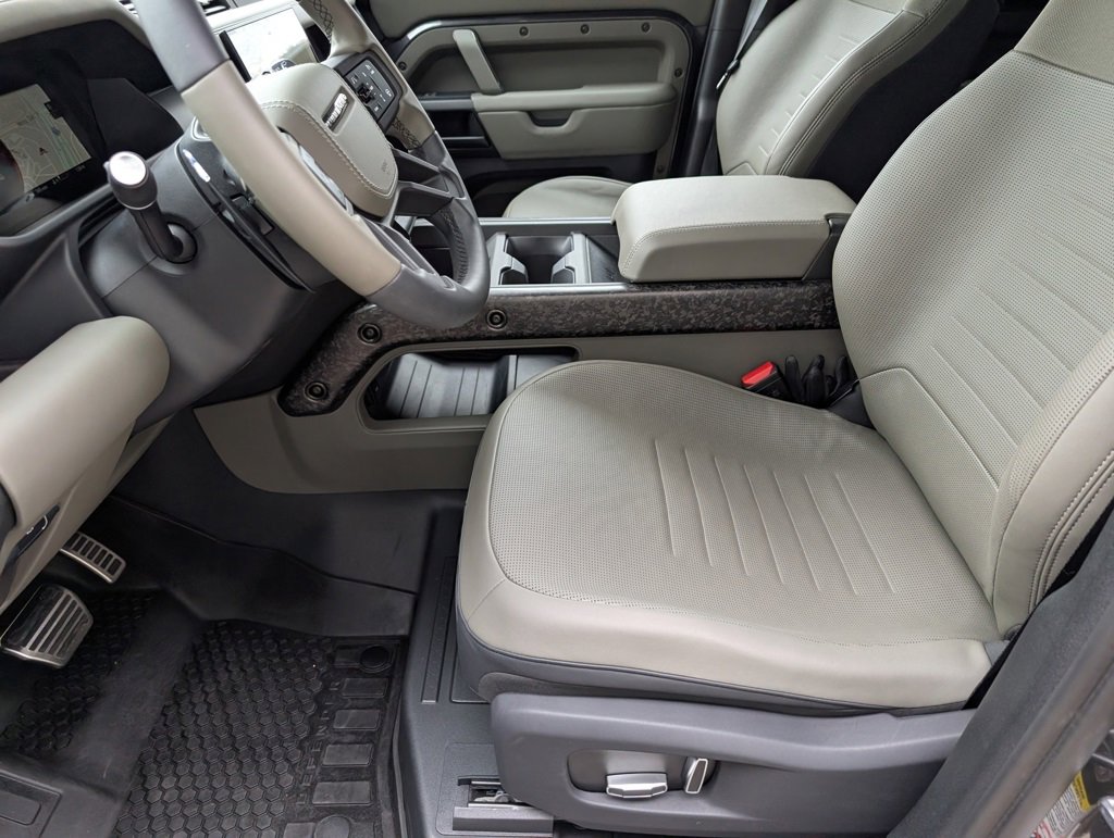 Used 2025 Land Rover Defender 110 image 28