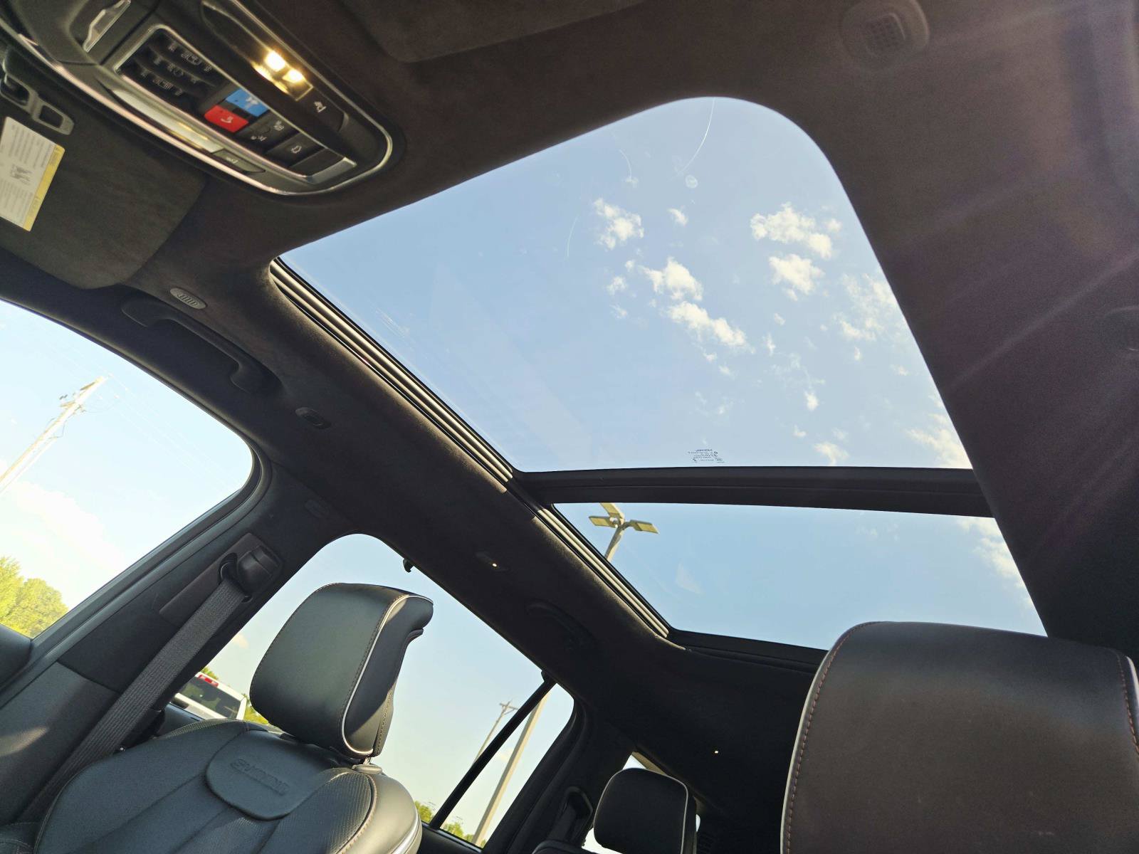 Used 2025 Jeep Grand Cherokee L Summit AWD/4WD image 10