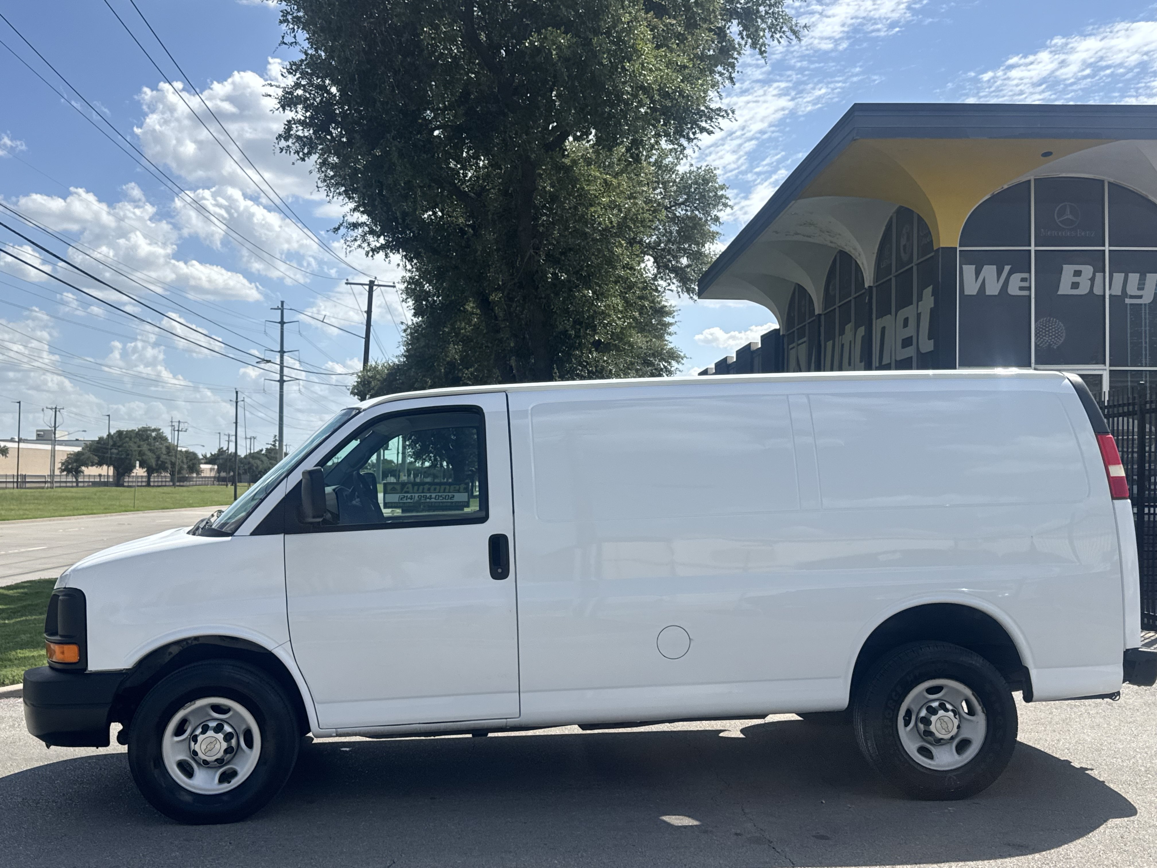 Used 2011 Chevrolet Express 2500 RWD image 2