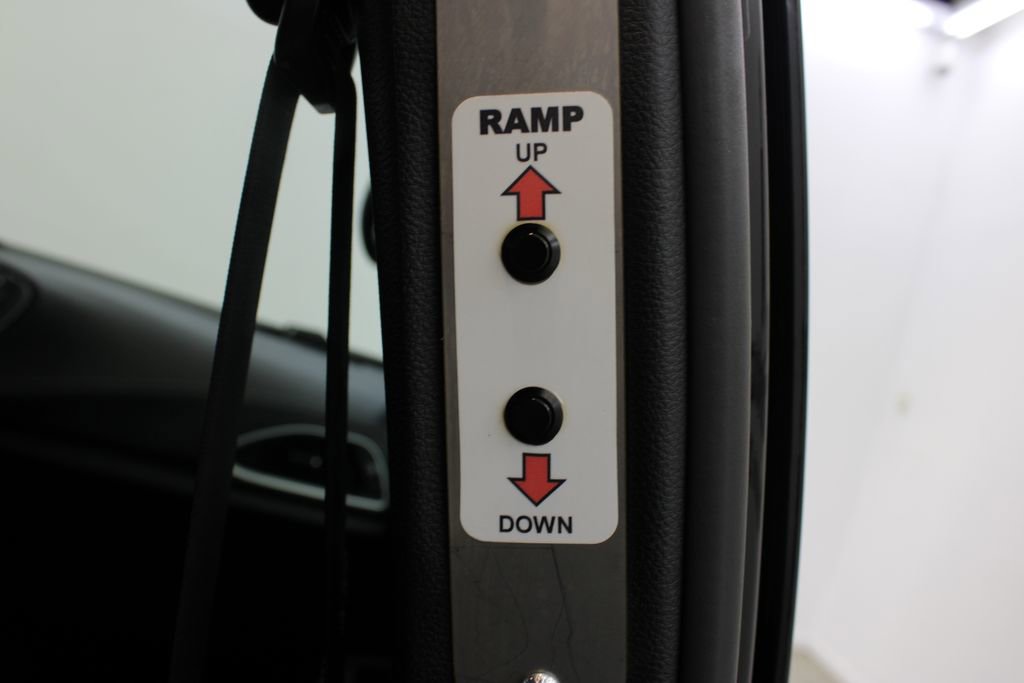 Used 2024 Chrysler Pacifica Touring image 24