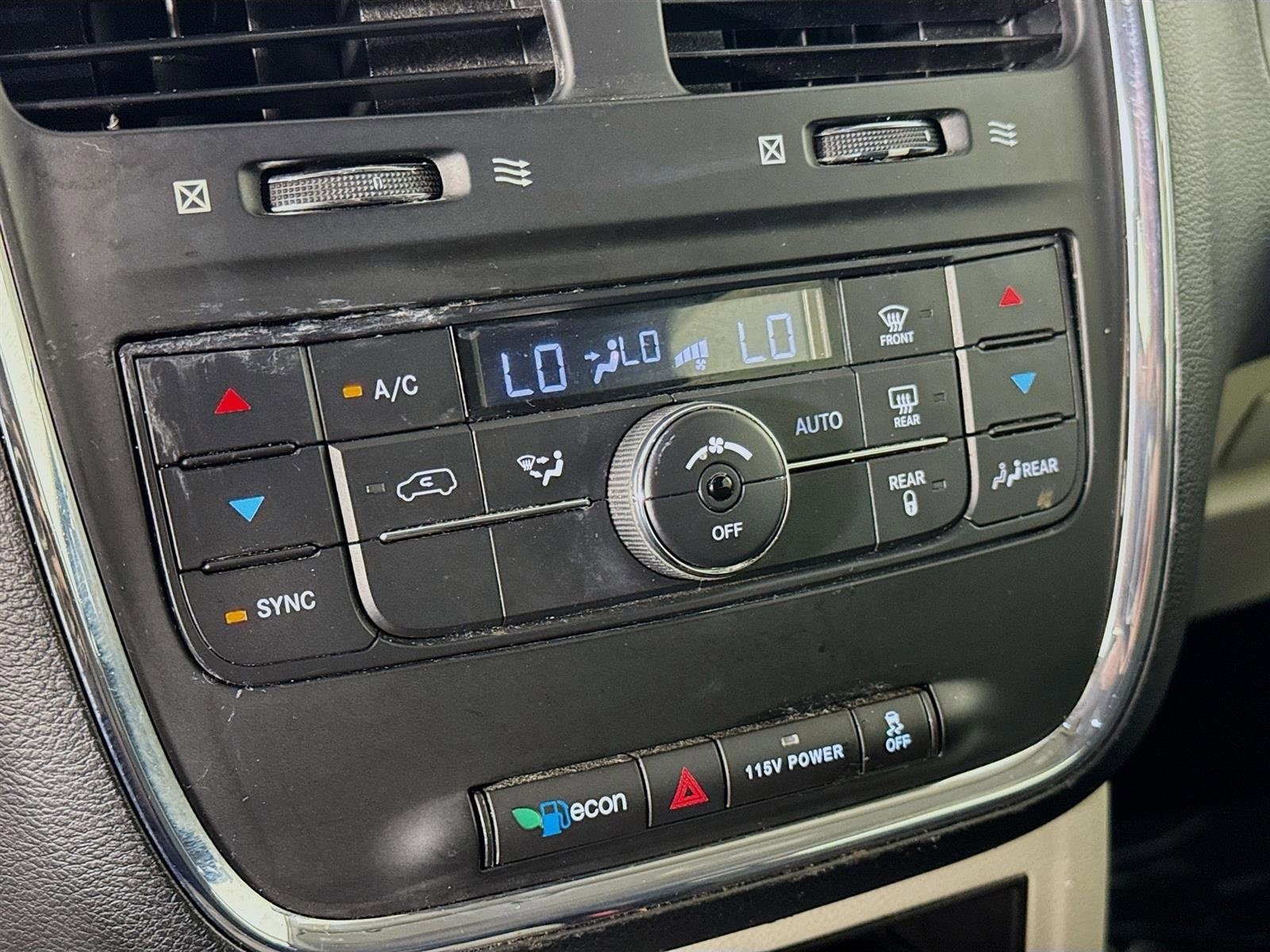 Used 2014 Chrysler Town & Country Touring image 16