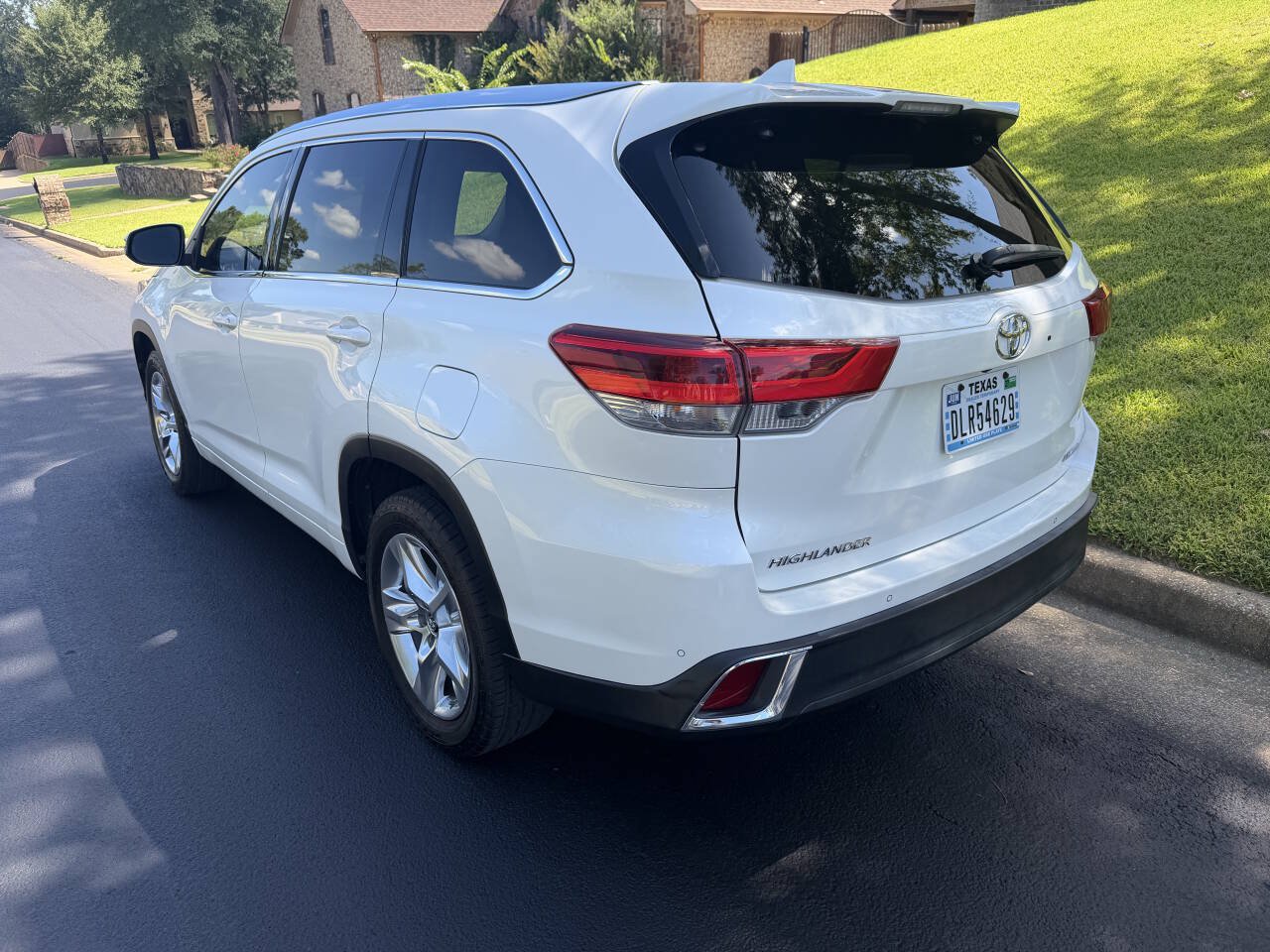 Used 2017 Toyota Highlander Limited FWD image 6