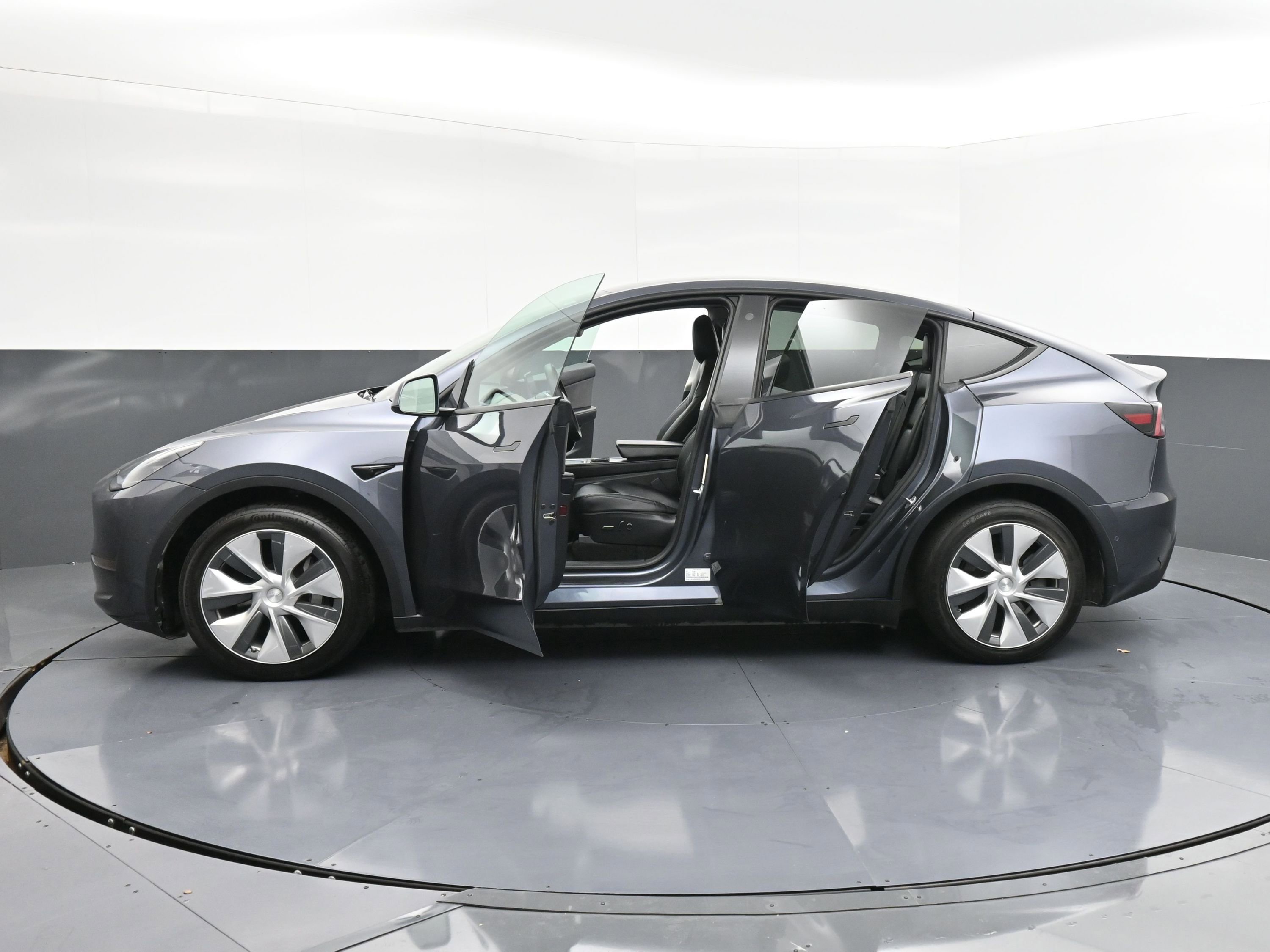 Used 2022 Tesla Model Y Long Range image 41