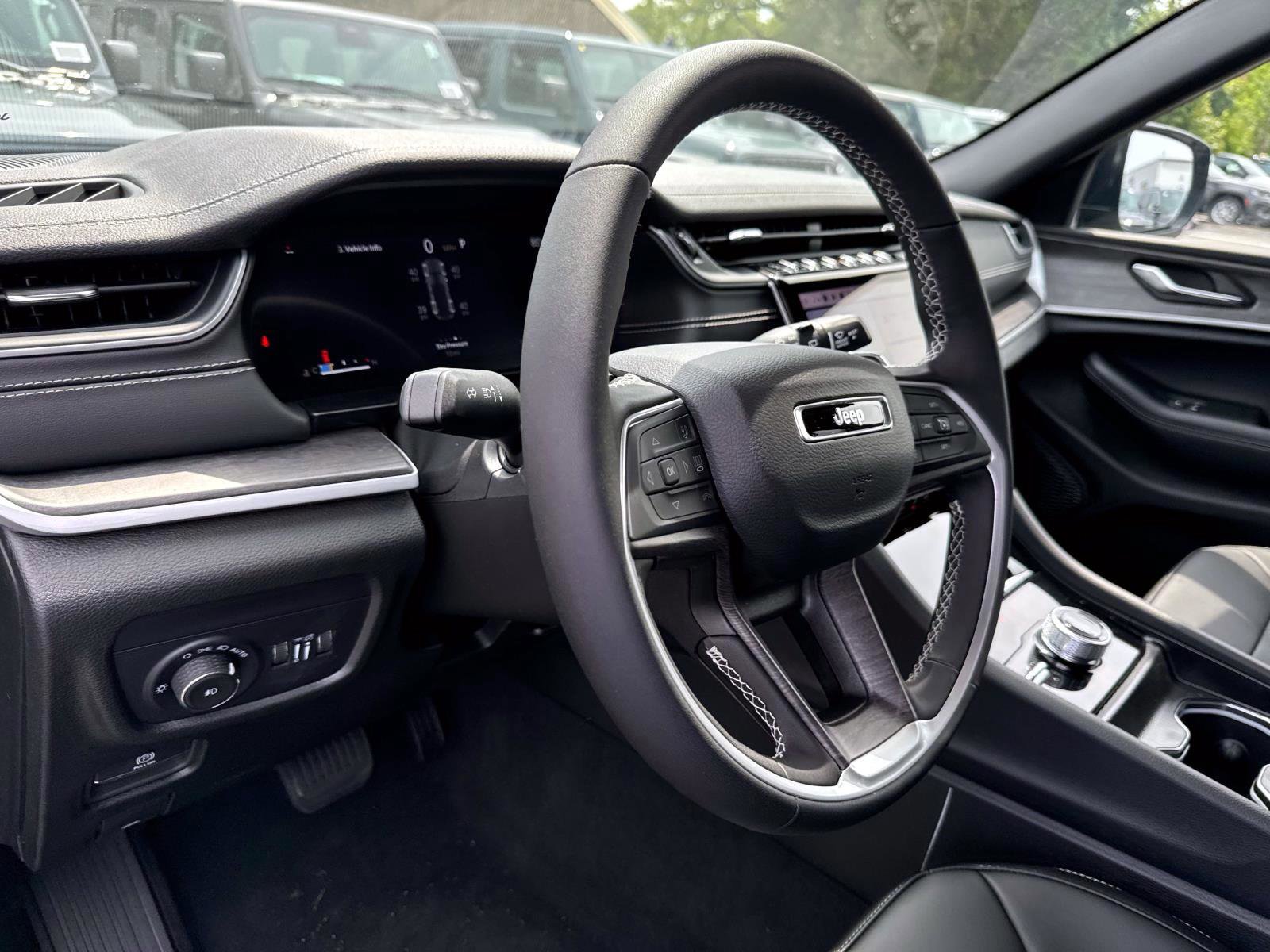 New 2025 Jeep Grand Cherokee Limited image 7