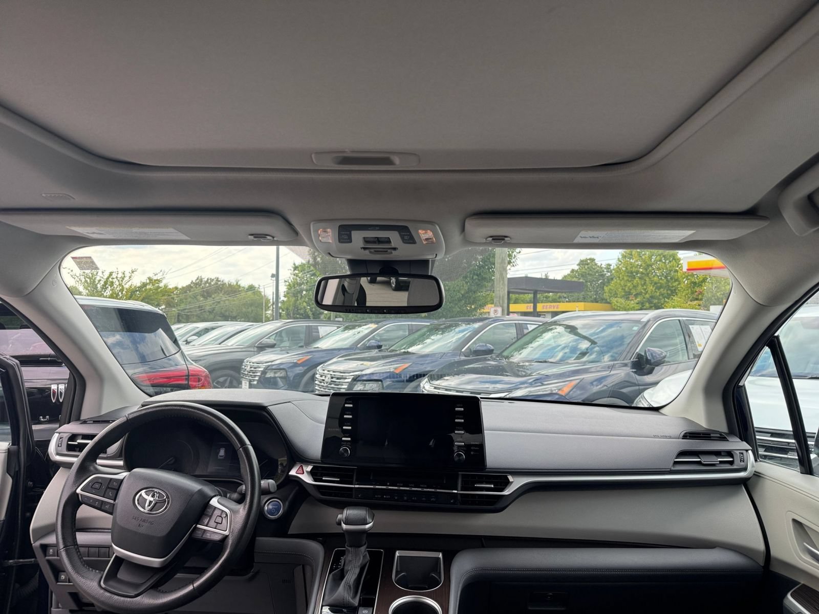 Used 2024 Toyota Sienna XLE FWD image 35