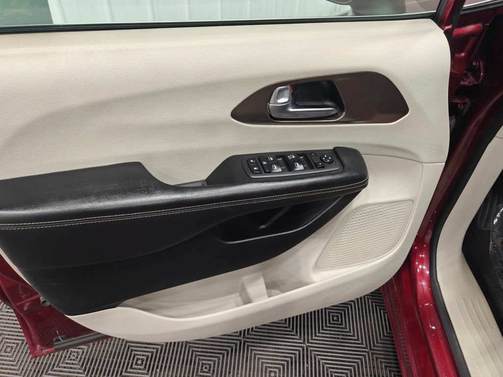 Used 2020 Chrysler Voyager L FWD image 43