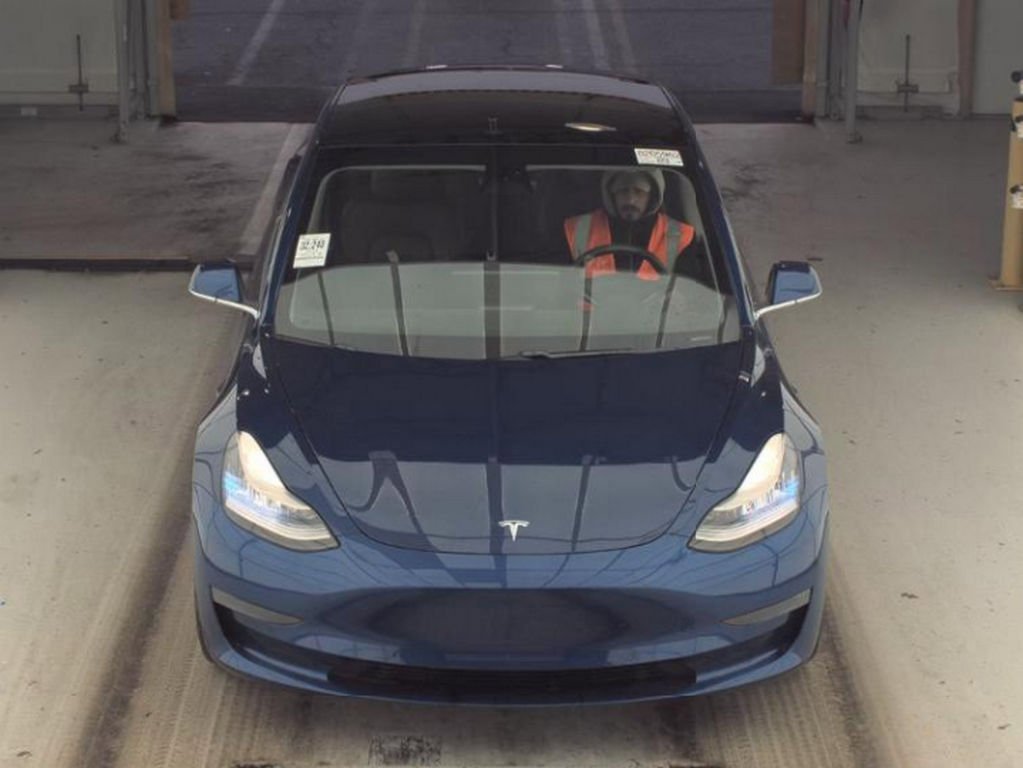 Used 2020 Tesla Model 3 Standard Range image 2