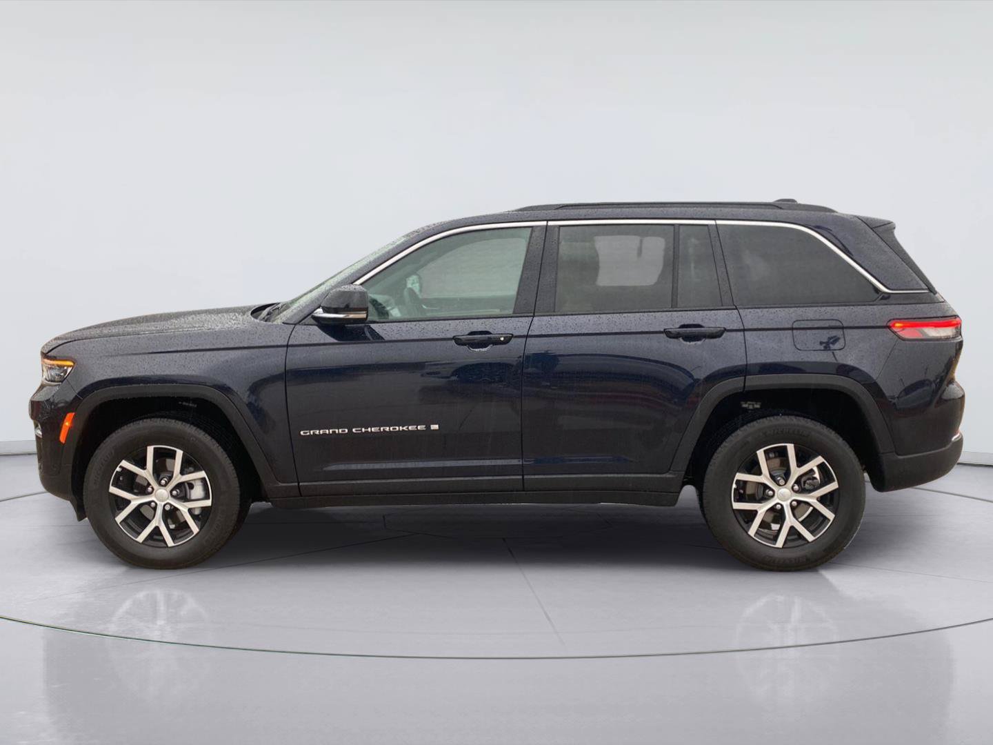 Used 2024 Jeep Grand Cherokee Limited w/ Luxury Tech Group II AWD/4WD image 2