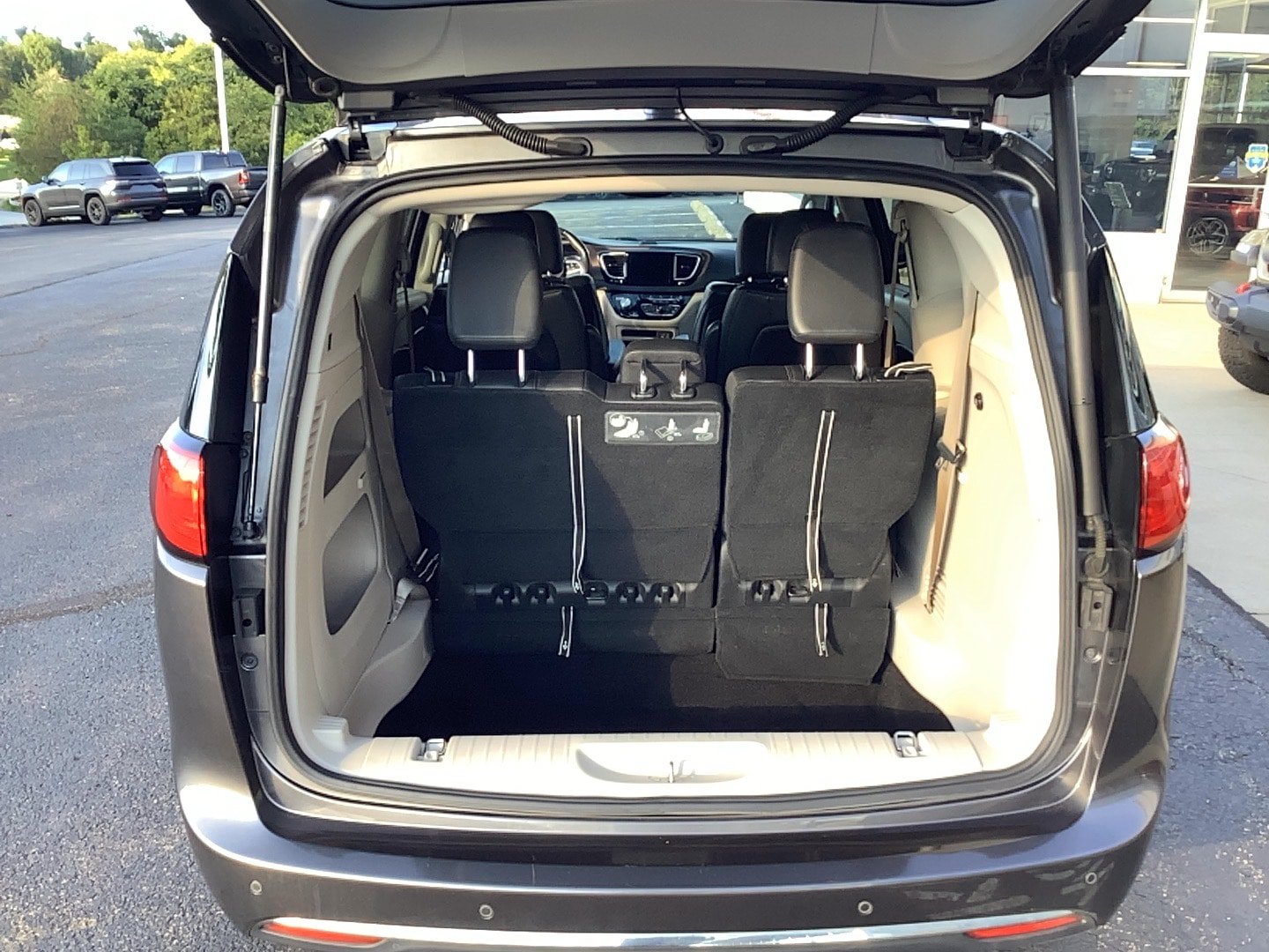 Used 2017 Chrysler Pacifica Touring-L Plus FWD image 5