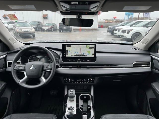 Used 2025 Mitsubishi Outlander SE image 38