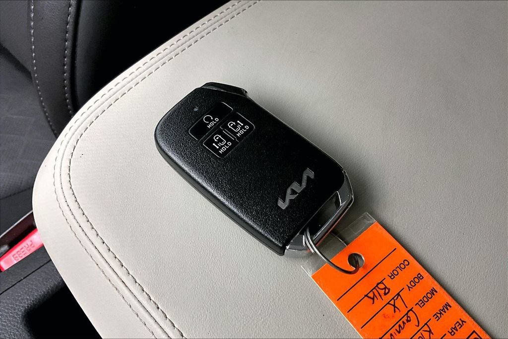 Used 2024 Kia Carnival LX FWD image 12