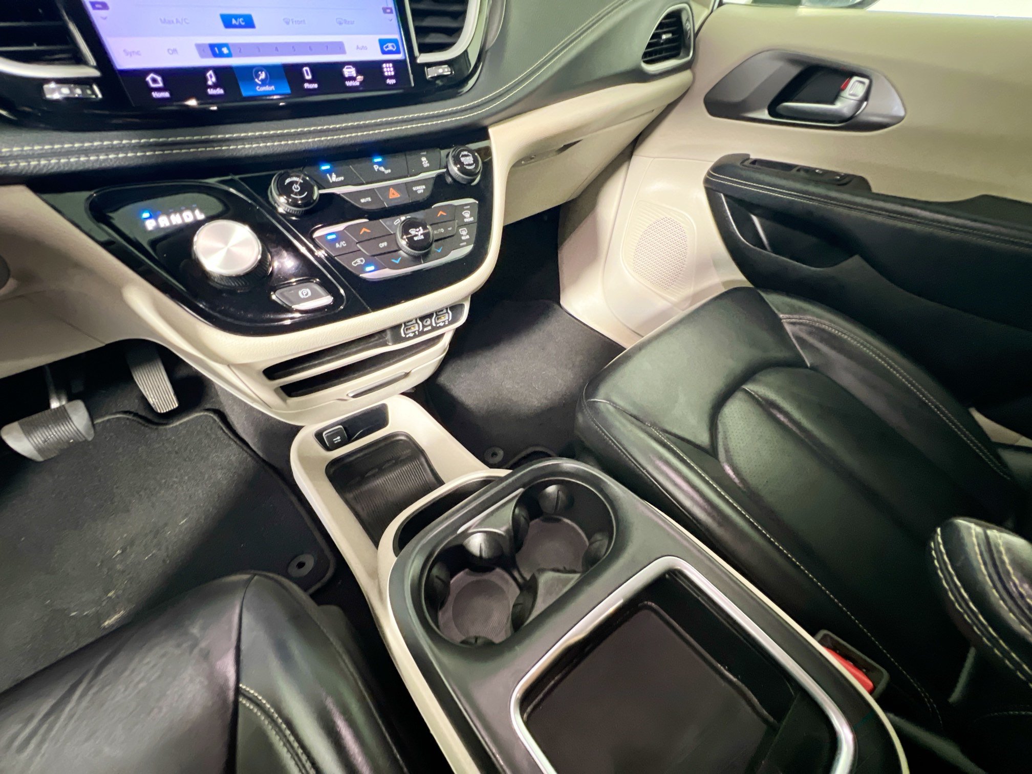 Used 2023 Chrysler Pacifica Touring-L FWD image 25