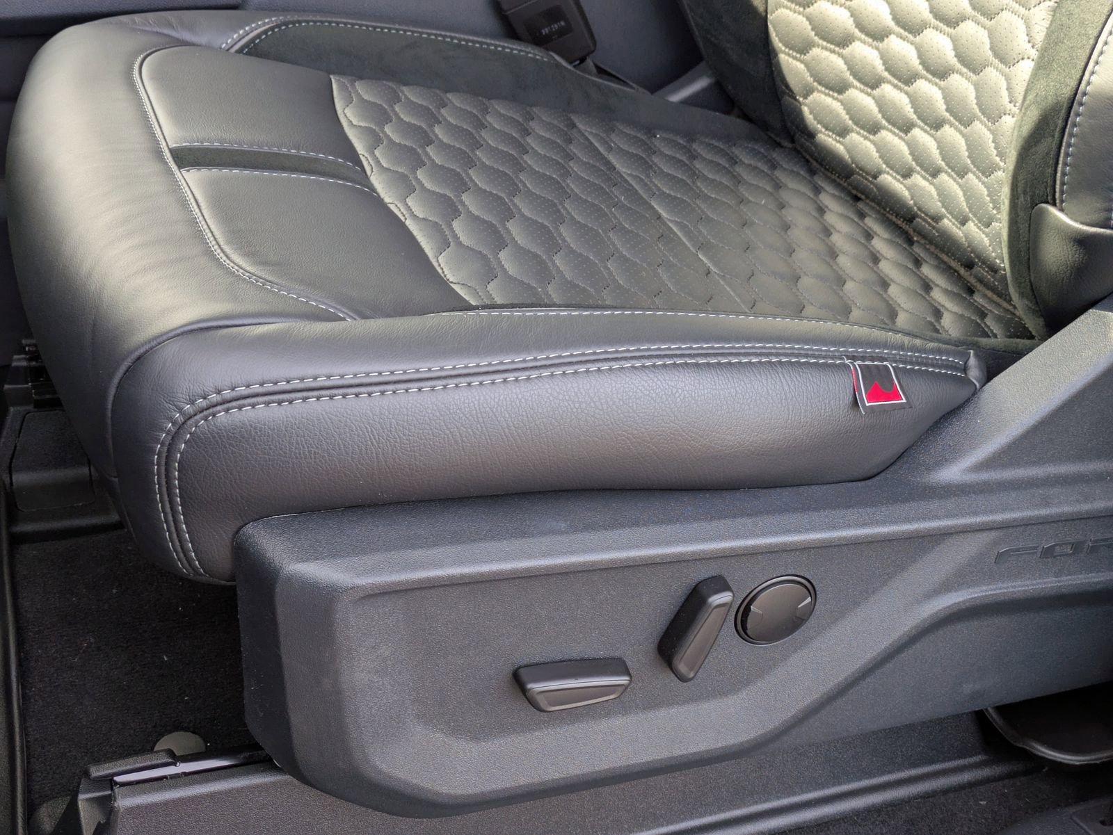 New 2026 Ford F250 Lariat w/ Black Appearance Package image 23