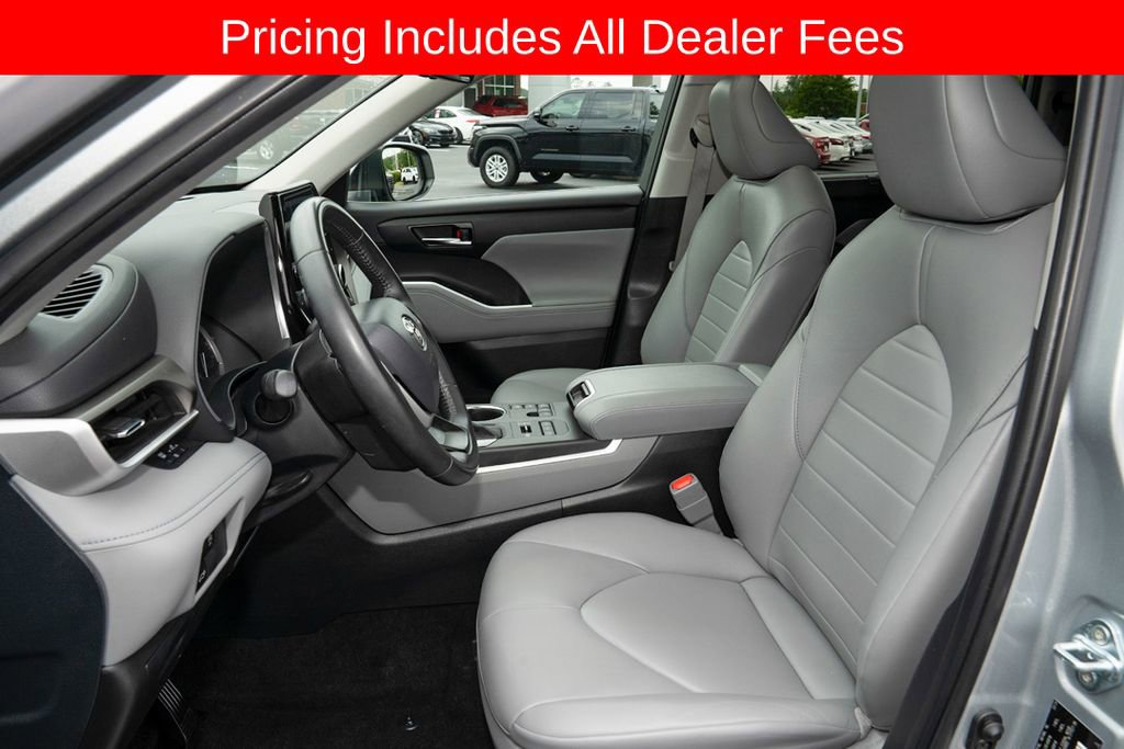 Used 2024 Toyota Highlander XLE AWD/4WD image 13