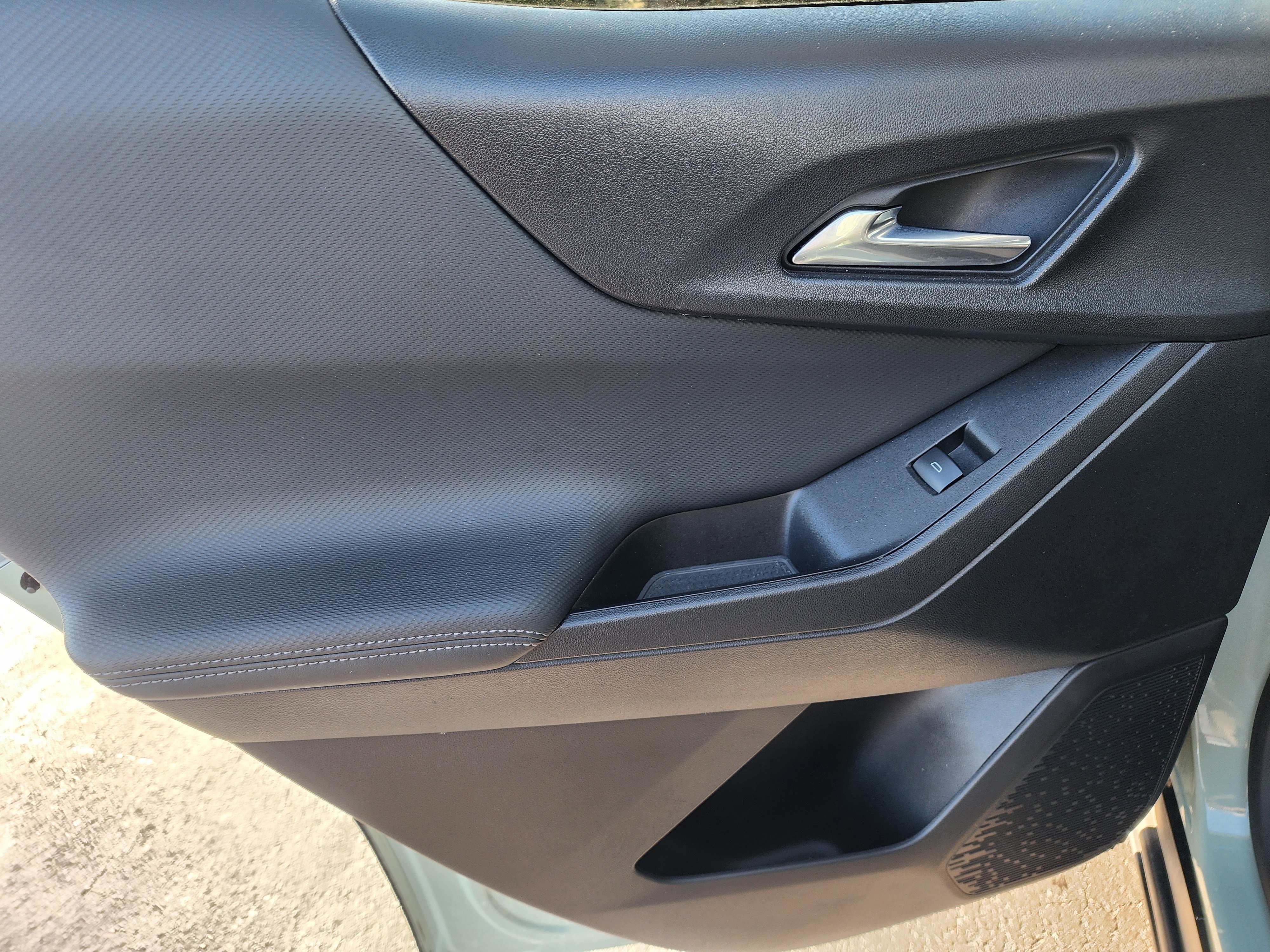 Used 2025 Chevrolet Equinox LT w/ Convenience Package II image 16