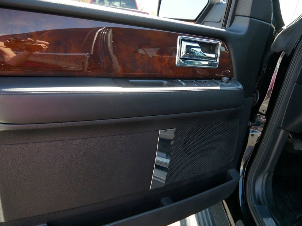 Used 2016 Lincoln Navigator Select AWD/4WD image 9