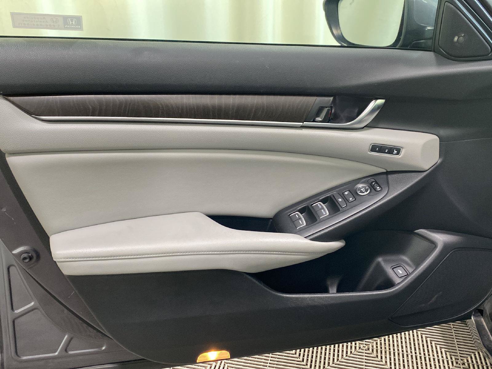 Used 2018 Honda Accord Touring image 25