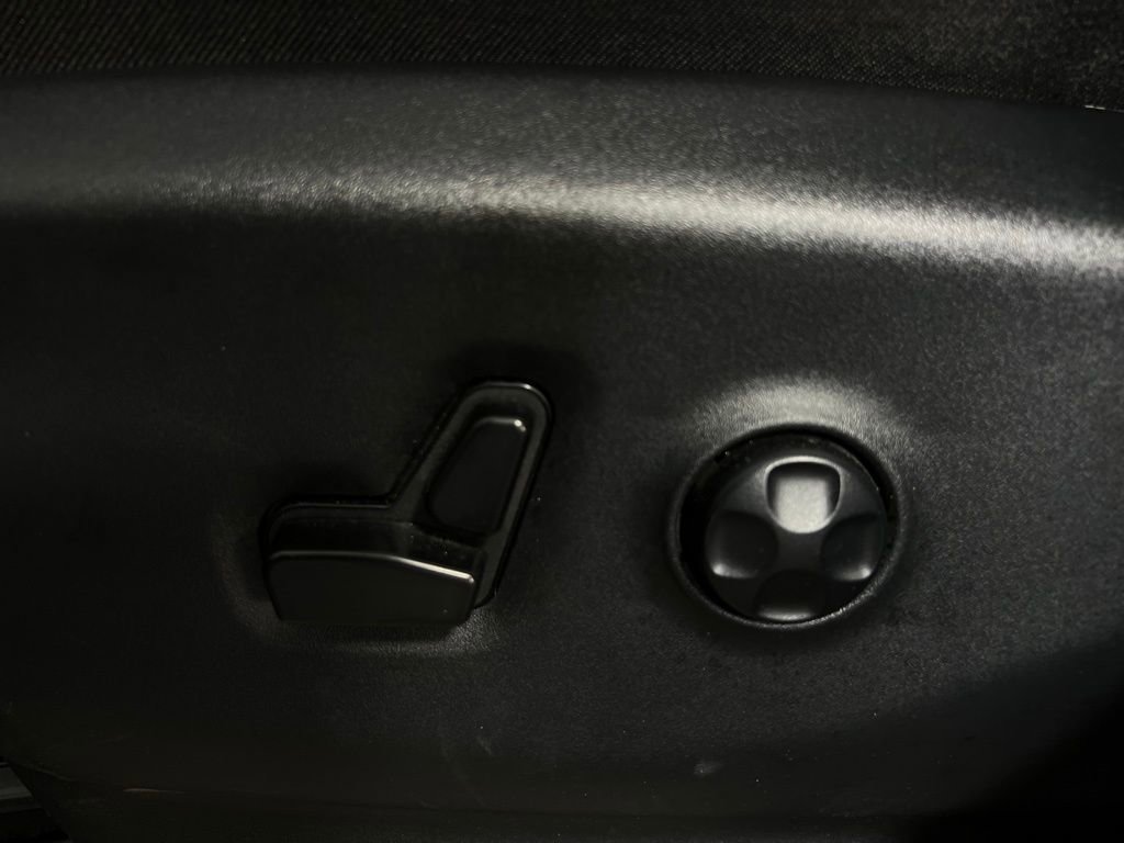 Used 2024 Chrysler Pacifica Touring-L image 25