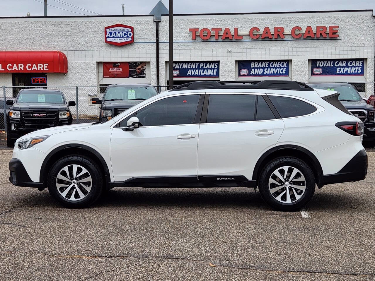 Used 2020 Subaru Outback Premium image 3
