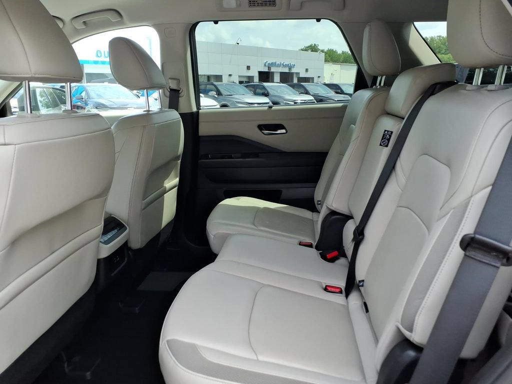 Used 2025 Nissan Pathfinder SL FWD image 19