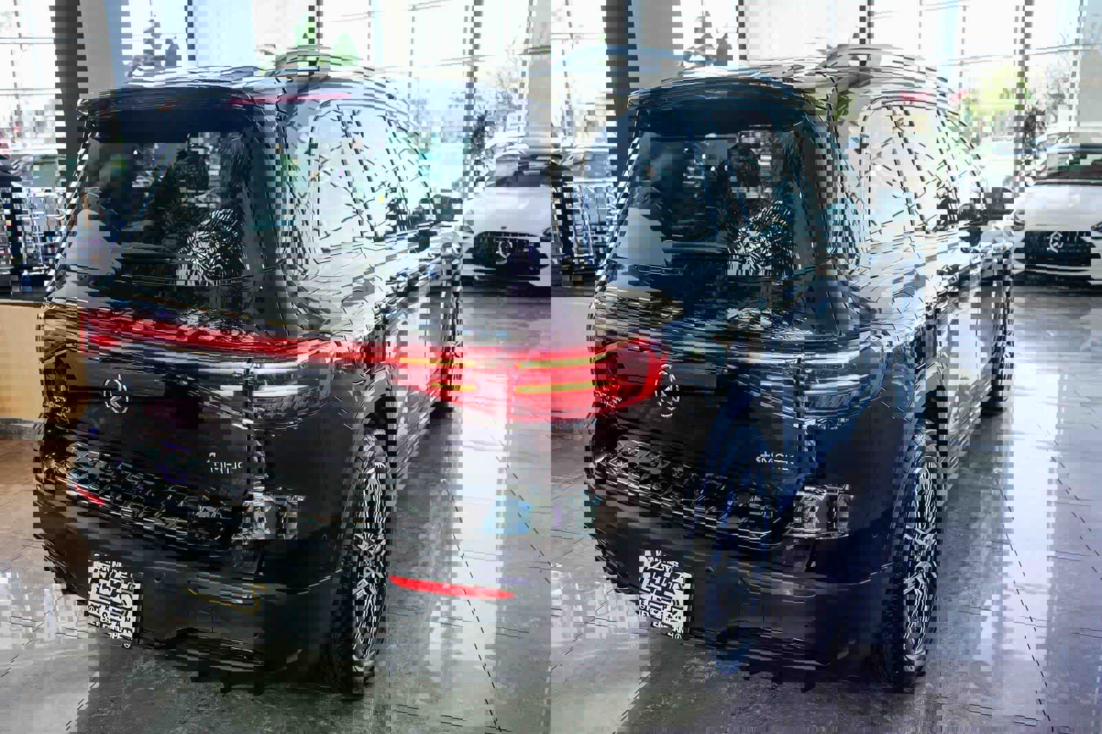 Used 2024 Mercedes-Benz EQB 350 4MATIC SUV image 4